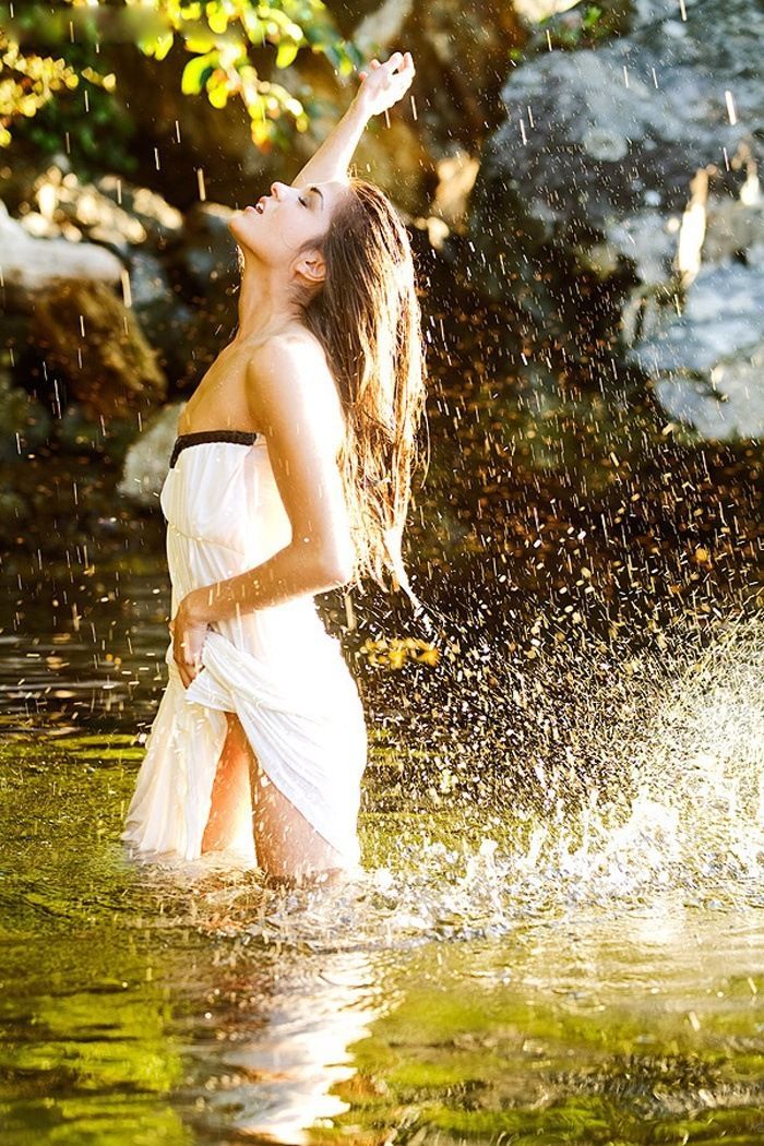 Marie Avgeropoulos in Niamey