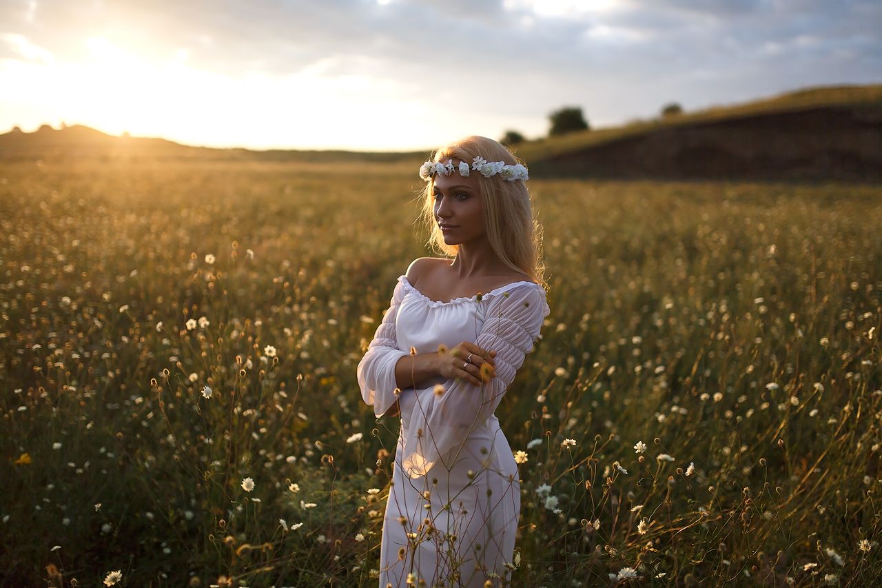 Girls in Slavic costumes in Niamey